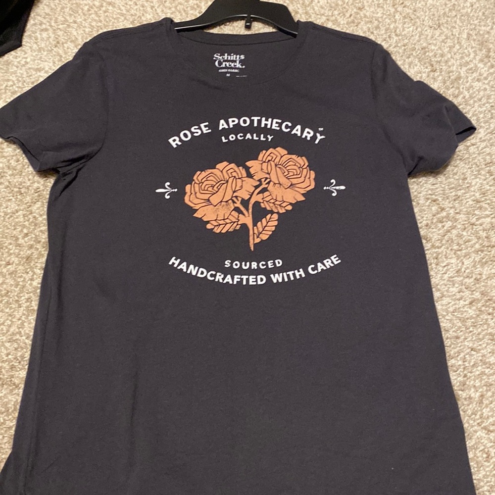 Great condition Sz M Schist’s Creek graphic tee